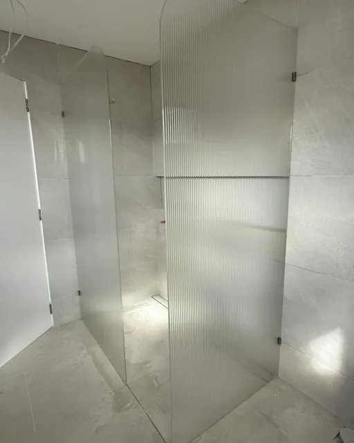 Curved reeded glass shower