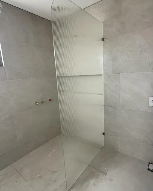 Curved reeded glass shower