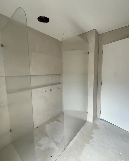 Curved reeded glass shower