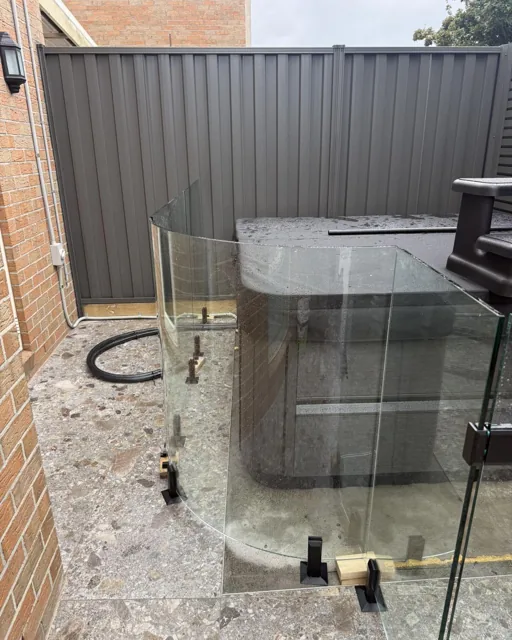 Curved glass spa barrier