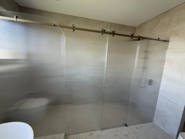 Reeded sliding shower screen
