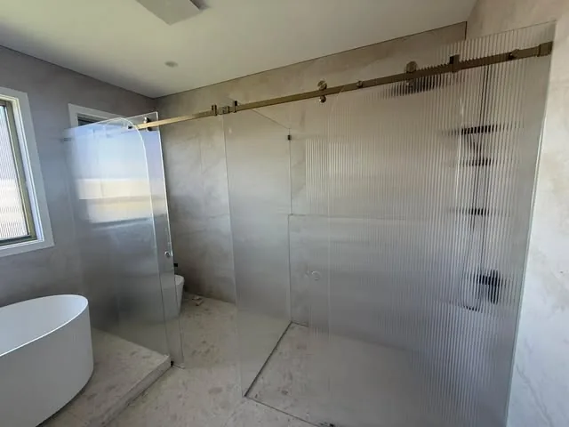 Reeded sliding shower screen